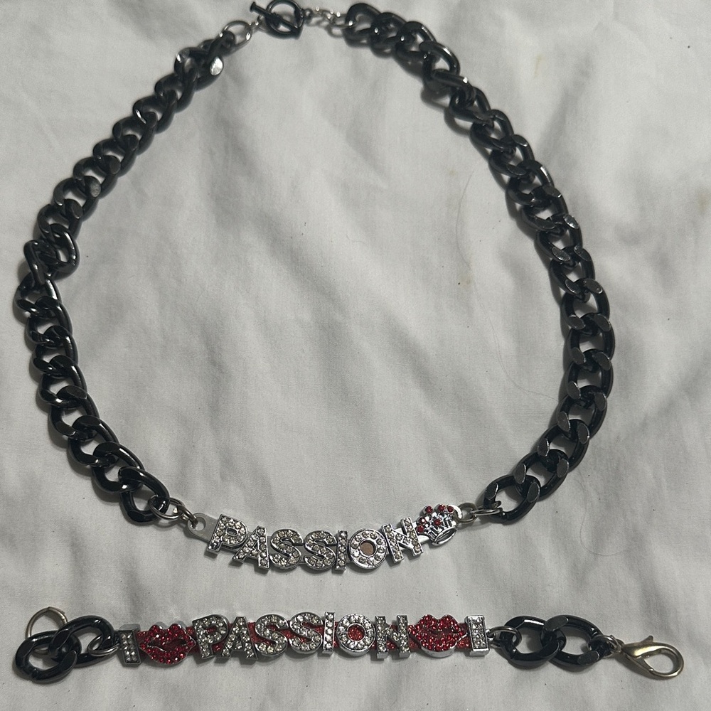 Source Unknown Black and Red Passion Belt
